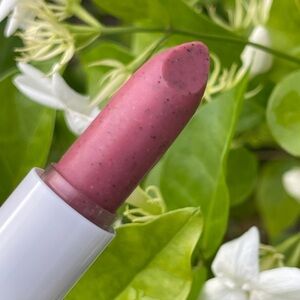 TRESLU’CE BEAUTY By Becky G Always Suave Lip Scrub in Strawberry